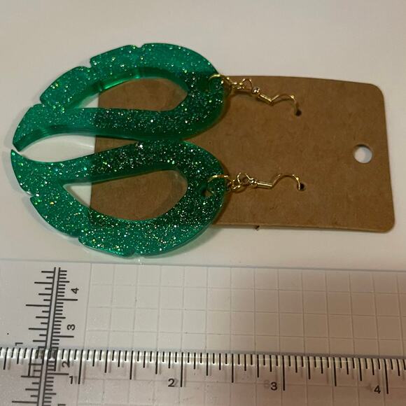 Handmade epoxy resin dangle wing earrings - green glitter - Picture 3 of 4